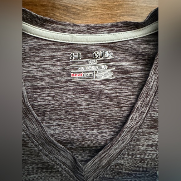 Under Armour Loose T-Shirt Heatgear V-Neck Short Sleeve Top Eggplant Women's XS - Picture 5 of 7
